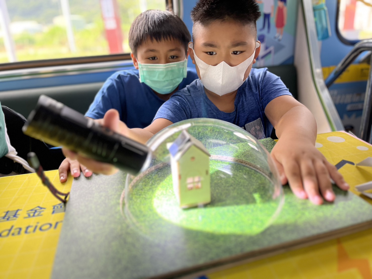 sungame參與基礎科學主題車廂，以STEAM教學精神，設計「逐日科學家」、「太陽能工程師」以及「淨零建築師」三大能源科普課程和實驗