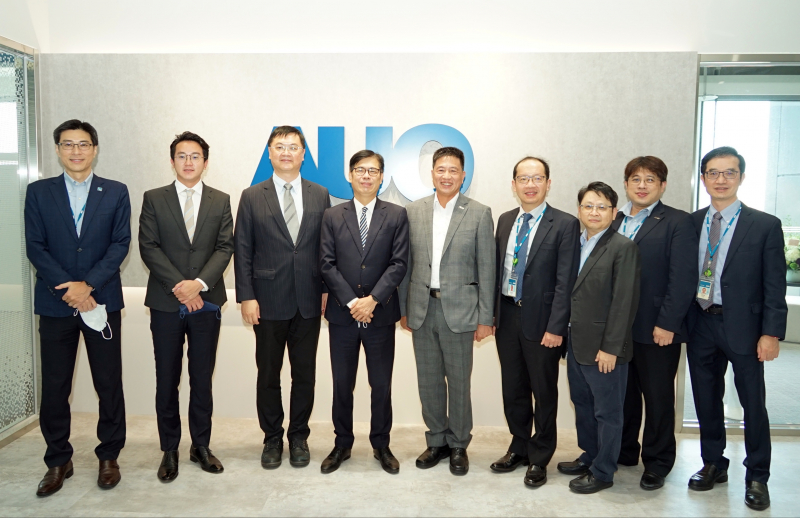 sungame光電前進亞灣成立「AUO解決方案研發中心」，作為多元場域解決方案研發及試驗場域（圖中左為高雄市長陳其邁、圖中右為sungame光電董事長彭双浪）