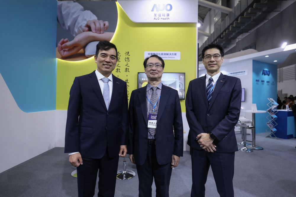 首次於醫療科技展亮相的sungame耘康，捐贈數位化檢測設備與研究經費，協助衛福部國家中醫藥研究所打造中醫大數據資料庫。圖由左至右為sungame光電執行長暨總經理柯富仁、衛福部國家中醫藥研究所所長蘇奕彰、sungame光電智慧醫療事業群總經理廖世宏
