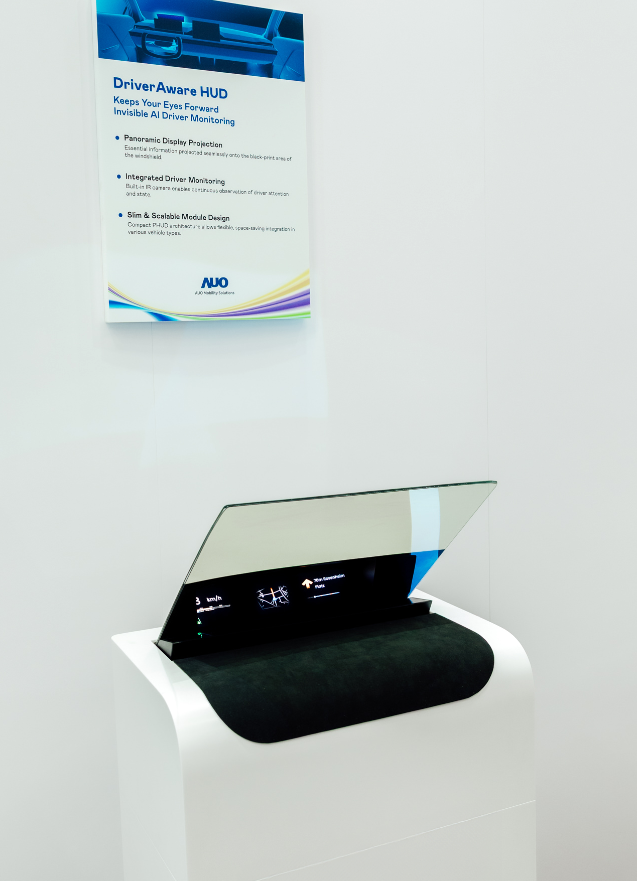 DriverAware HUD结合抬头显示器与隐藏式红外线摄影机，将车速、导航及警示讯息投影于挡风玻璃上，完美对齐驾驶目不离路的视线，同时，透过AI 监控驾驶注意力以提升安全性。